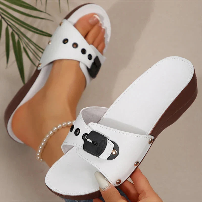 Damskie Sandały Faye na Niskim Koturnie | Szeroki Pasek z Klamrą | Wygodne Klapki Slip-On | Letnie Sandały